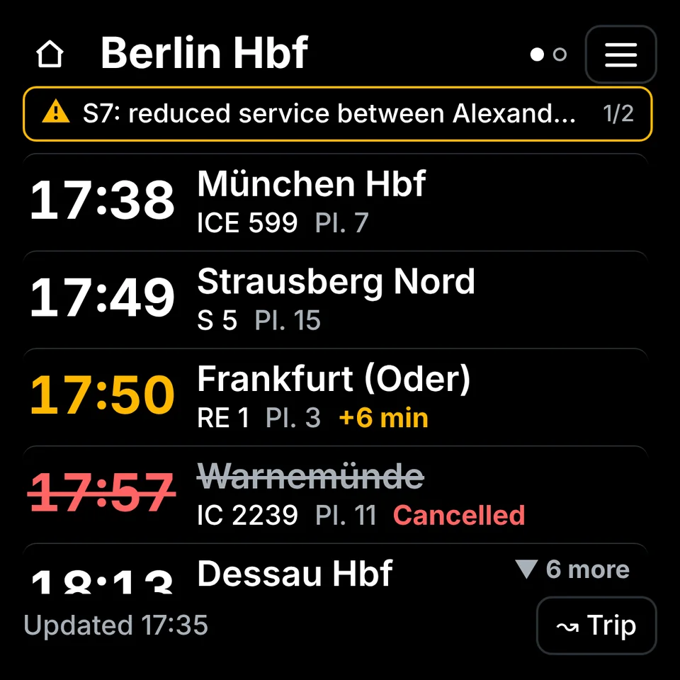 Depart's departure board for Berlin Hbf: ICE 599 to München Hbf at 17:38 from platform 7, S5 to Strausberg Nord at 17:49, RE1 to Frankfurt (Oder) at 17:50 running 6 minutes late, and IC 2239 to Warnemünde cancelled. A notice warns of reduced S7 service.